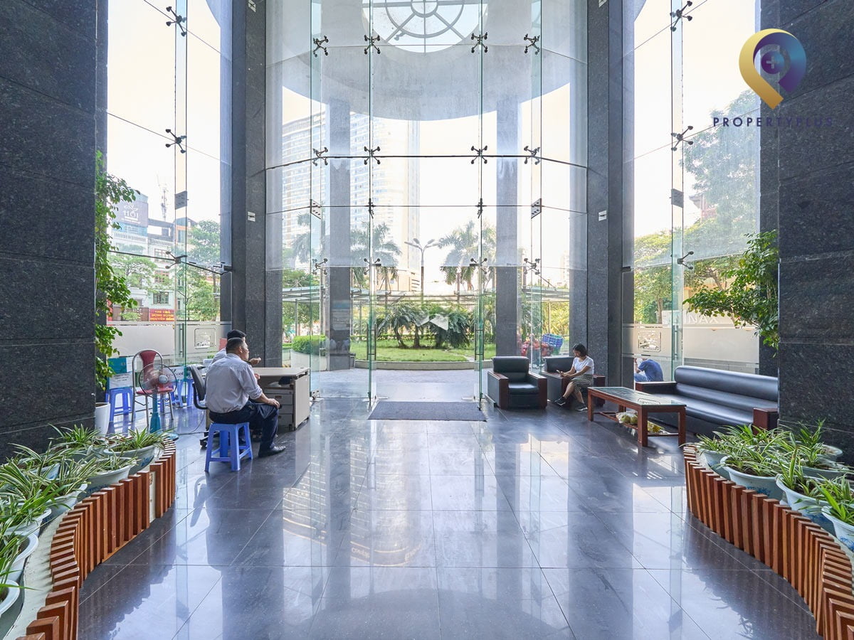 Lobby area of Trung Yen Plaza with modern design and natural lighting - hình ảnh từ Property Plus